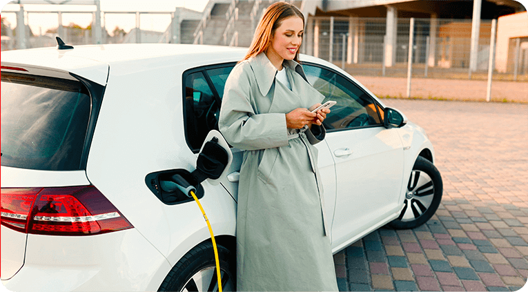 carro elétrico sendo recarregado